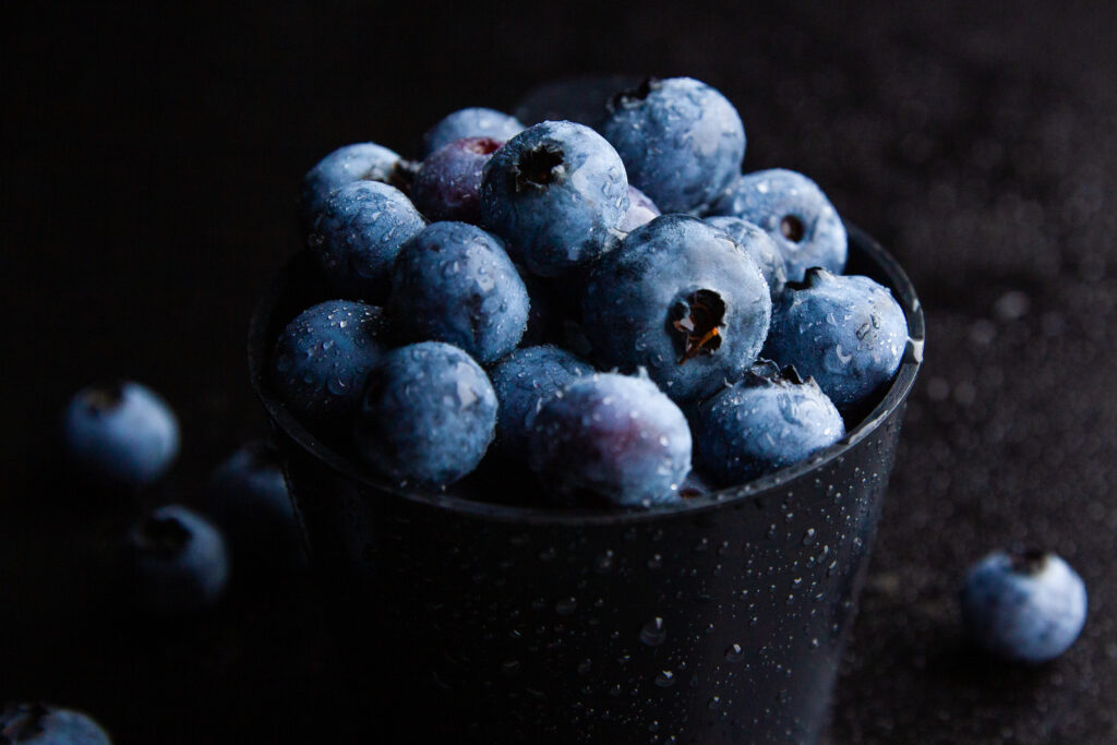 closeup-shot-blueberries-black-bowl