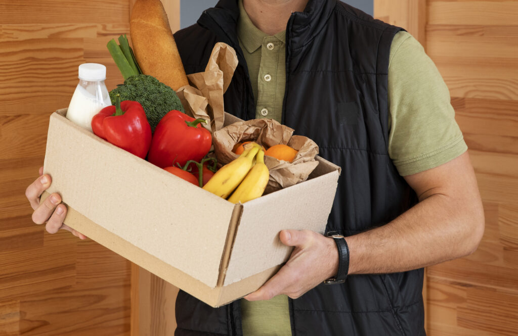 homme-livrant-courses-aux-clients